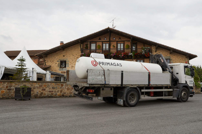 Este gas es que se licúa a alta presión, facilitando así su transporte por tierra y mar y su almacenamiento.