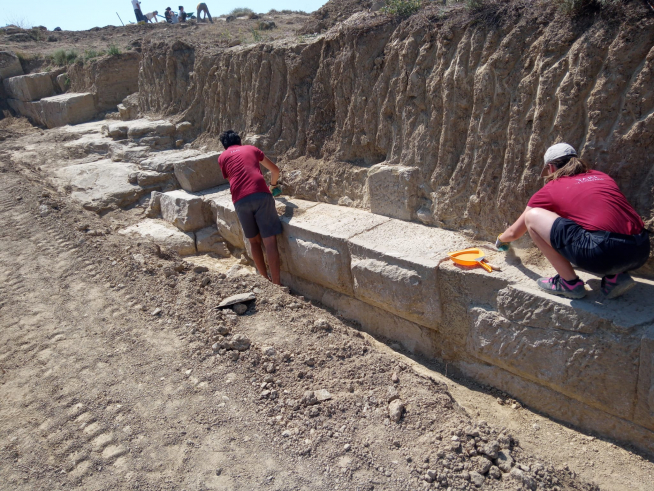 Muralla encontrada en Los Bañales