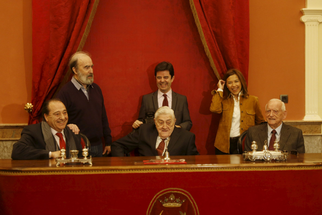 Enrique Sánchez Carrasco, sentado a la derecha, junto a otros cuatro exalcaldes de Huesca y Luis Felipe durante un reencuentro en 2016.