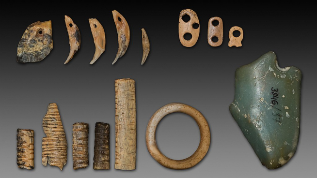 Anillo, colgante, perlas y artefactos de hueso con muescas de la cueva de Denisova (corresponden a Homo sapiens)