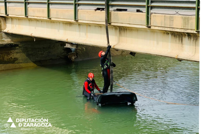Rescate de un vehículo en el canal imperial a su paso por Gallur
