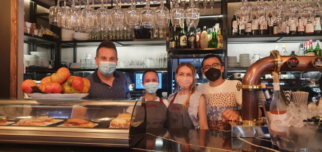 El personal de Loom, en el interior del bar.