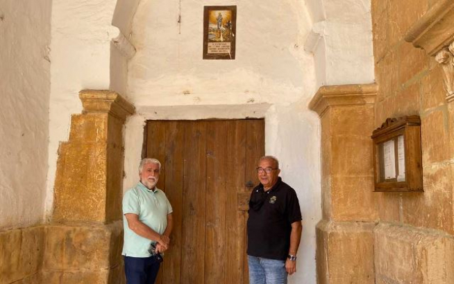 Antonio Garay, de la Asociación de Amigos del Calvario, y Miguel Ángel Aranda, alcalde de Alloza, en la puerta de la casa del ermitaño.