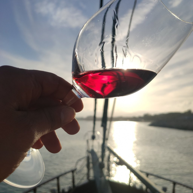 Atardecer a bordo de la goleta Karya, degustando un vino.