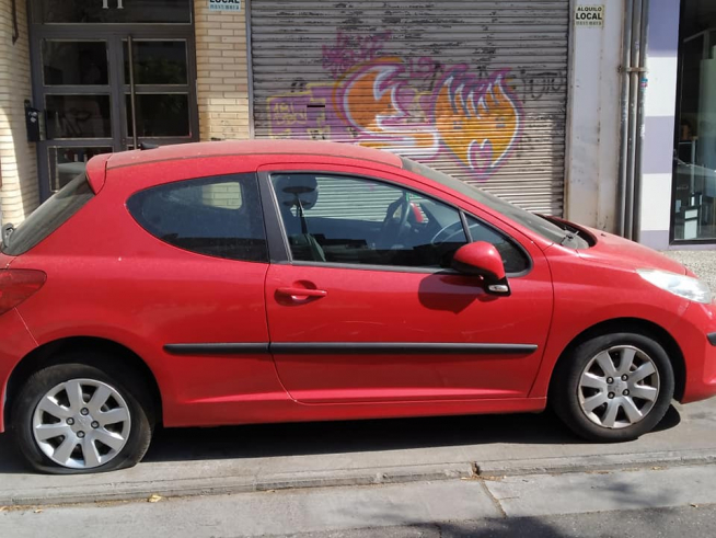 Otro coche con la rueda trasera rajada