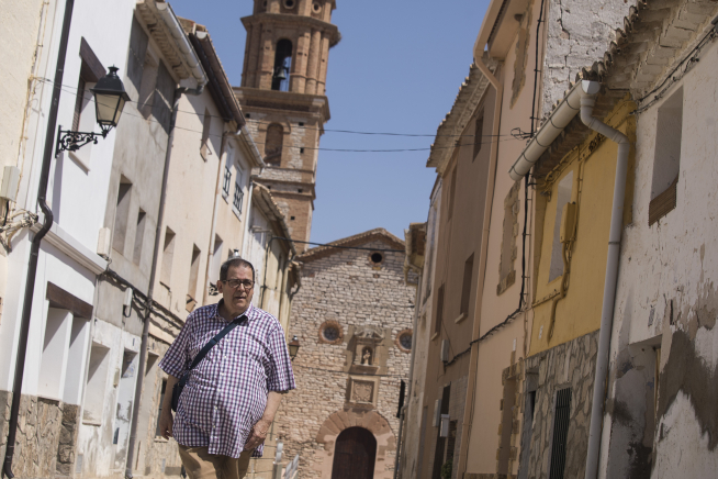 Antonio, paseando por el centro de Azaila.