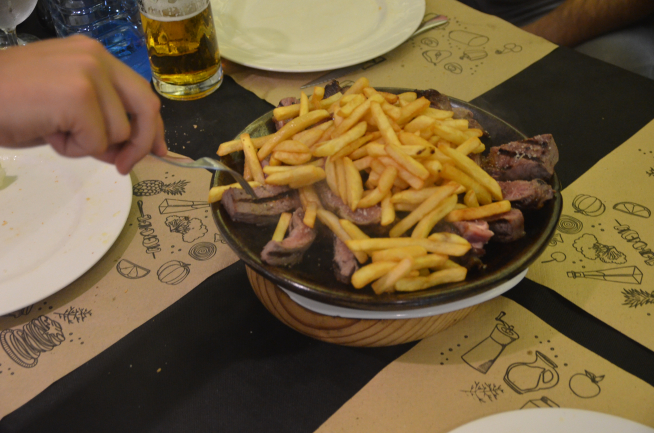 El chuletón que se ofrece en el restaurante Los Caprichos de Pina de Ebro.
El chuletón que se ofrece en el restaurante Los Caprichos de Pina de Ebro.
El chuletón que se ofrece en el restaurante Los Caprichos de Pina de Ebro.