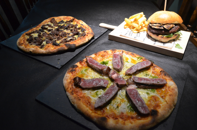 Las pizzas de rabo de toro y de entrecot, y una de las hamburguesas de la carta.