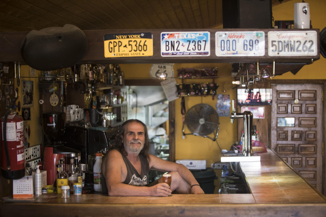 Rogelio Capistrós, en la barra de su bar y asador La Plana