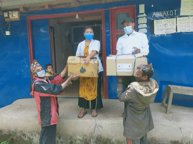 La oenegé Karma Flights, con la que colabora Sara Vielba, dona equipos médicos básicos a los hospitales y alimentos a familias de las zonas rurales de Nepal.