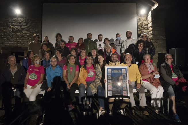 Foto de familia de los voluntarios y voluntarias que hacen posible la Muestra de Cine Más Pequeña del Mundo.