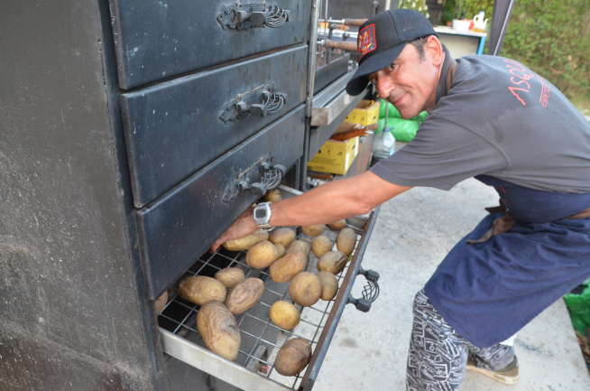 La barbacoa tiene horno donde se asan las patatas.