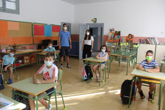 Nano Gracia y Belén Gómez, en clase con los cinco alumnos en el colegio de Montesusín.