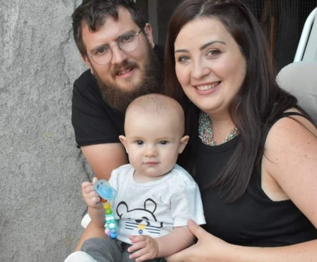Leticia Ortega y Fernando Mur con su bebé, que acaba de escolarizarse por el aula de 2 años