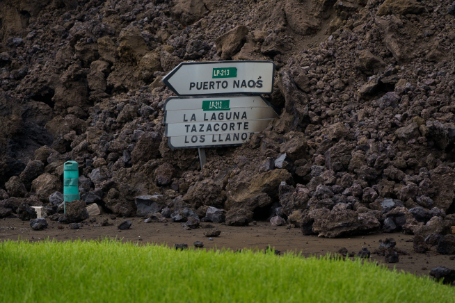 La colada de lava irrumpe en el pueblo de Todoque, en La Palma