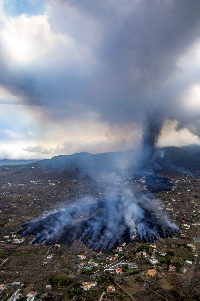 La lava avanza destrozando todo a su paso