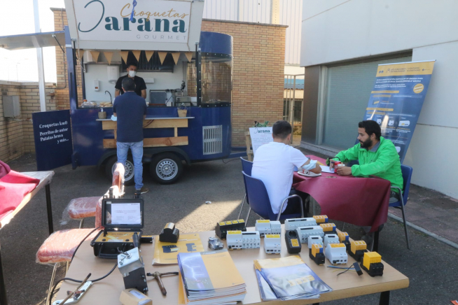 Los proveedores se relacionan con los clientes aprovechando el momento del desayuno en Navasola.
