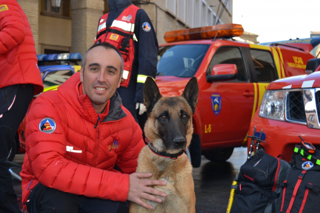 Aru, el actual perro del parque de Benabarre con su guía, Iván Muñoz.