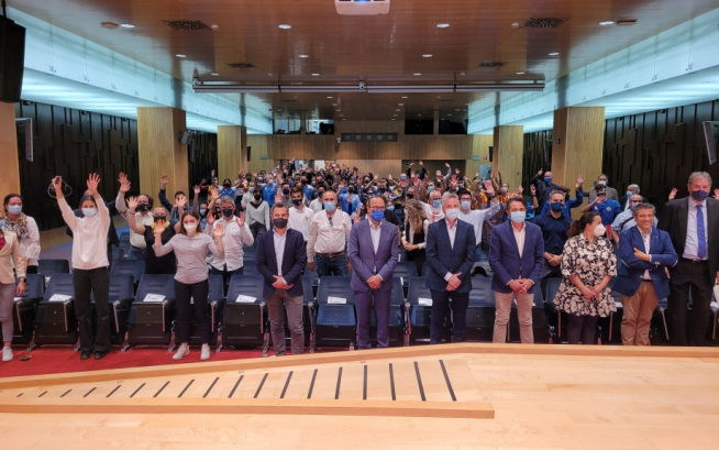 Foto de familia de la presentación de los XXXIX Juegos Deportivos en Edad Escolar, con la presencia del consejero Felipe Faci