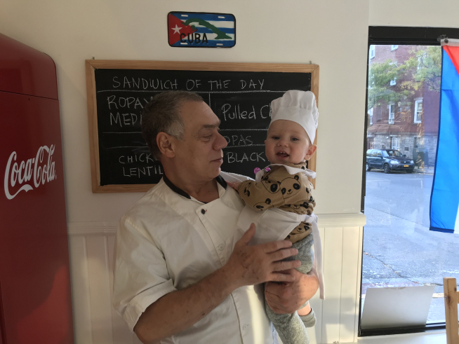 Carlos Zequeira, junto a su hijo menor, Nicolás