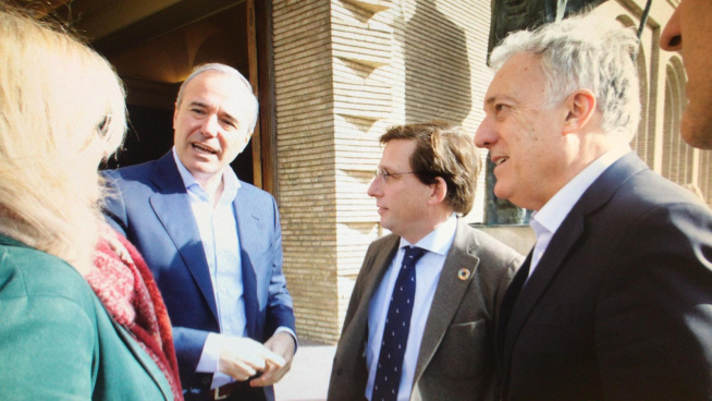 Octavio López, a la derecha, junto con Azcón y Martínez Almeida.