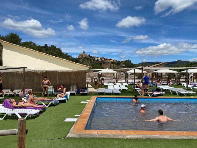 Turistas en una de las piscinas del Salinar de Naval.