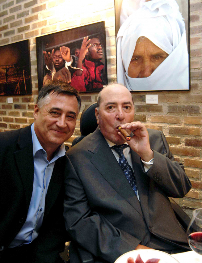 Gervasio Sánchez junto a Manu Leguineche