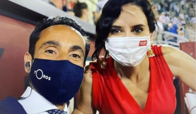 La foto que Instagram le ha retirado a Isabel Díaz Ayuso.