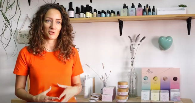 Miriam Salas ha creado su propia empresa en Alfamén (Zaragoza) dedicada a la producción de cosmética natural a partir de la almendra.