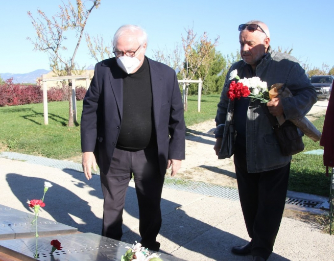 El ministro Manuel Castells, depositando flores en el parque Mártires de la Libertad de Huesca.