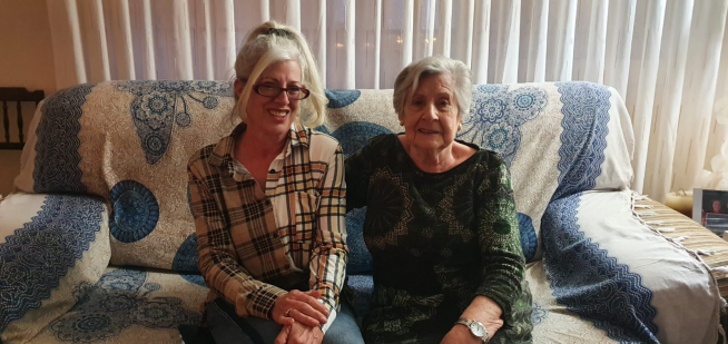 La tatarabuela Matilde Rubio, que presenta un estupendo estado de salud a sus 92 años, con su hija María Jesús