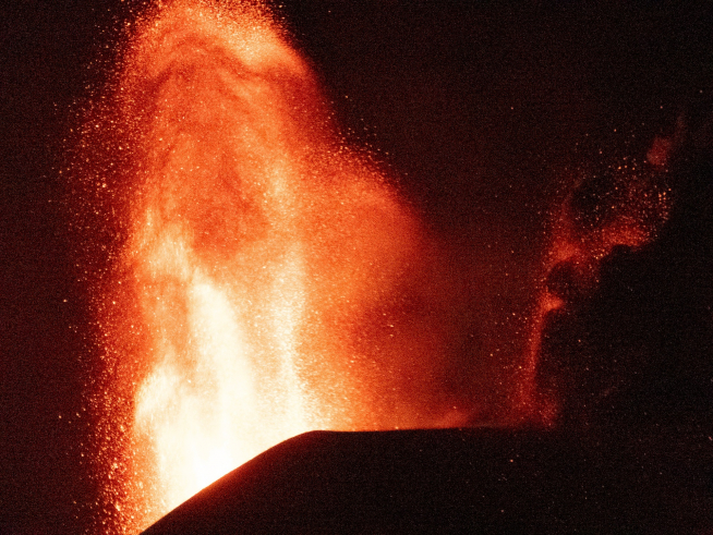 Los últimos derrames del volcán ensanchan la colada parada en La Laguna y se reactivan las otras