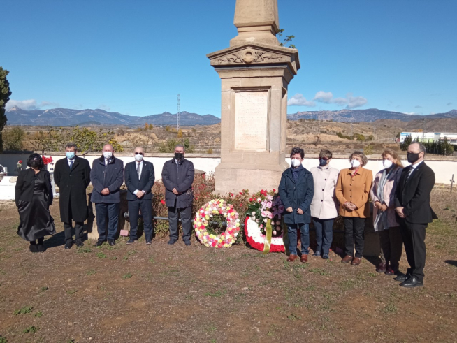 Homenaje en el cementerio de Las Mártires de Huesca junto a una delegación del Ayuntamiento de Ejea de Los Caballeros.