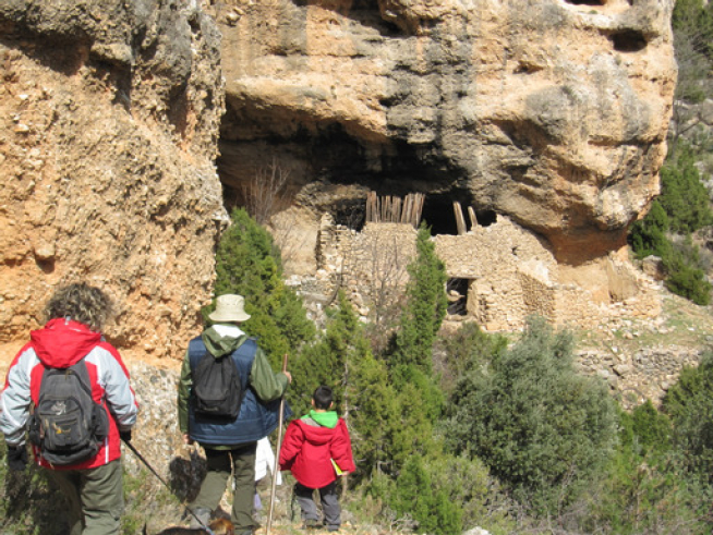 Alrededores de la cueva junto a la casa semiderruida.