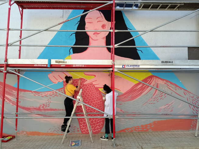 El mural de Arzu en Castelflorite, en pleno desarrollo durante el festival MAR.