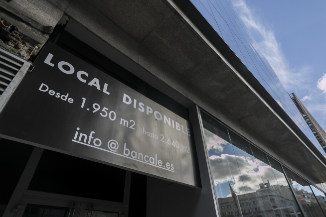 Bancalé ha retirado la antigua marquesina del BBVA y ha instalado otro cerramiento de cristal.