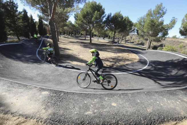 Jóvenes miembros del Club Ciclista Oscense probando el nuevo 'pump track' de Huesca.