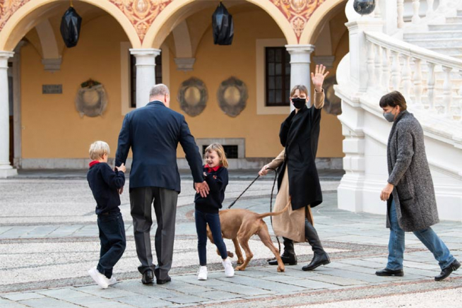 Charlene de Mónaco, con su marido Alberto II y sus hijos, este lunes, 8 de noviembre