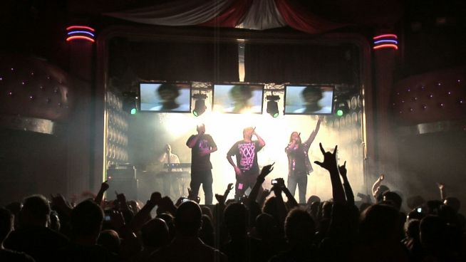 Un momento de concierto durante el documental.