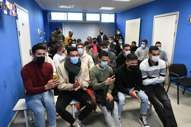 Los jugadores del Ebro siguiendo el sorteo