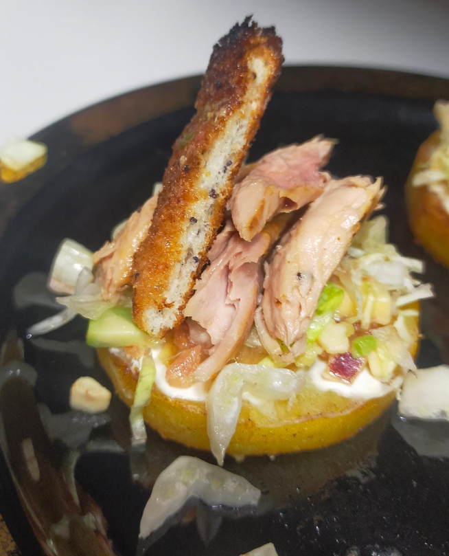 Receta de melva con pico de gallo sobre patata dorada