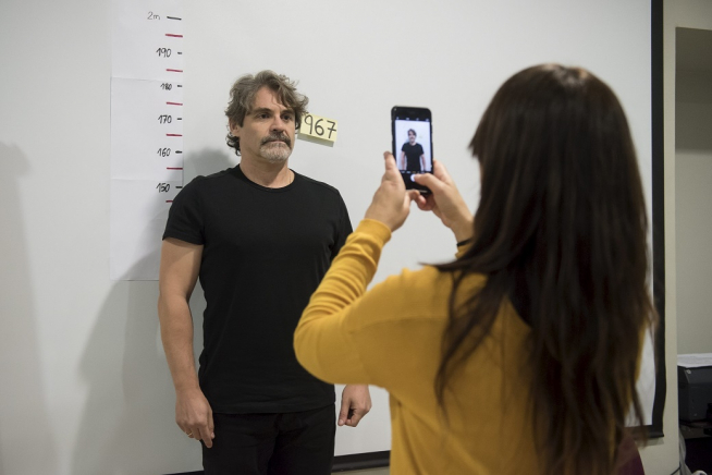Yaël toma una foto a un candidato en el casting de 'Megan Leavey'