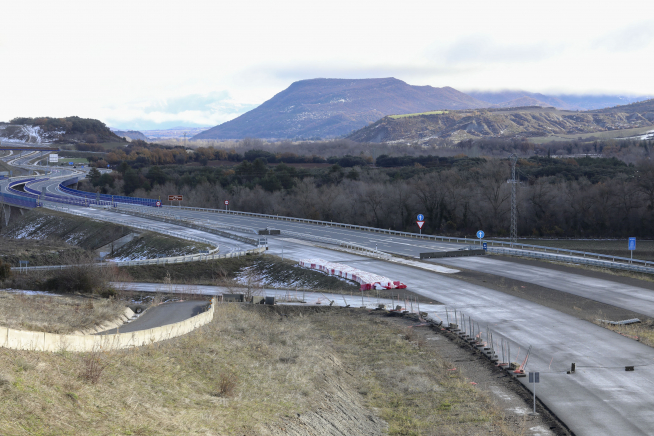 El proyecto prevé finalizar el kilómetro de autovía hasta el punto de inicio del siguiente tramo y realizar un ramal de conexión directo con la N-240 al oeste del pueblo de Puente La Reina.