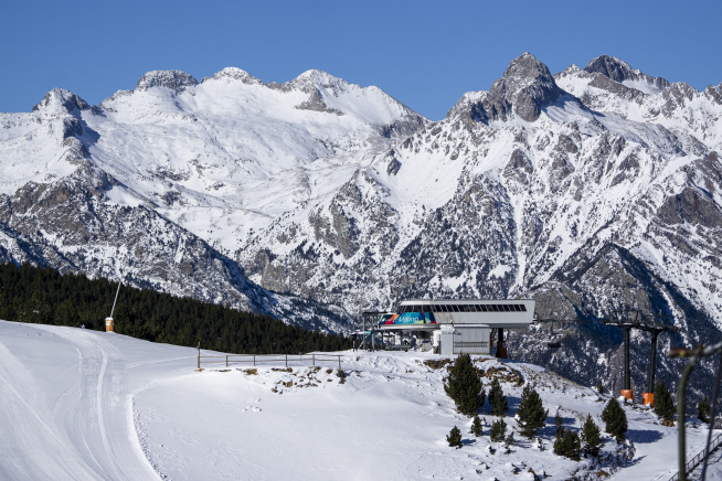La estación de Formigal-Panticosa, sobre estas líneas, se amplía con más kilómetros y nuevos remontes