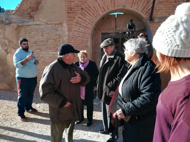 Un grupo de vecinos colaborando en el mapeo del Pueblo Viejo.