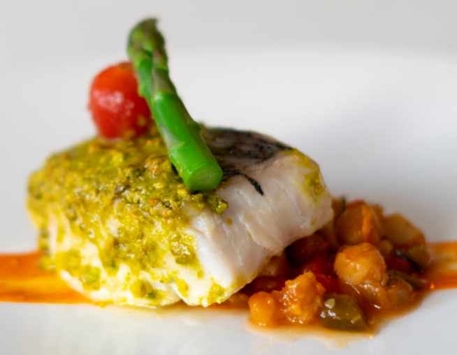 Merluza al horno con pistacho verde y pisto de chipirones, uno de los platos de El Chalet.