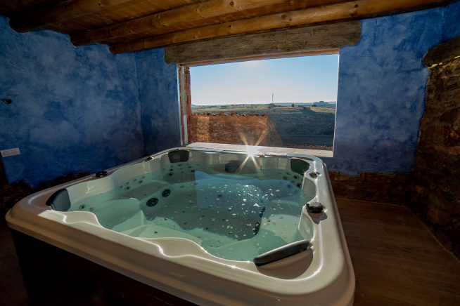 El hotel engloba tres viviendas y cuenta con dos zonas comunes, una suite, spa y una terraza