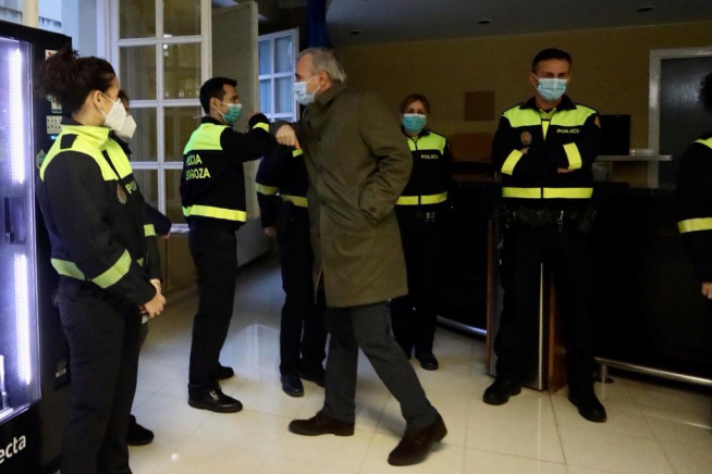 Jorge Azcón, felicitando la Navidad a los agentes de la Policía Local de Zaragoza