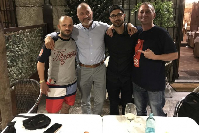 Lose, primero por la izquierda, con Pérez Reverte y otros colegas grafiteros.