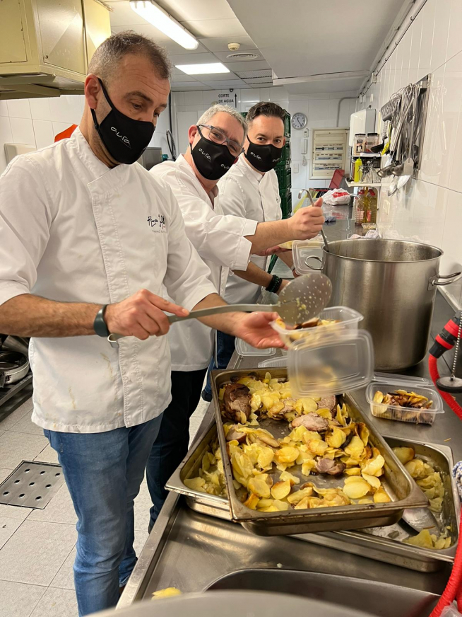 Manel Gracia, Santiago Pastor e Iván Acedo, en la cocina del Carmen.